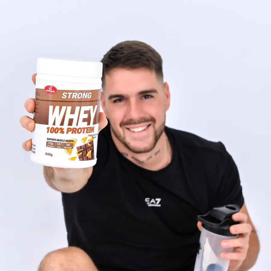 olympic-strong-whey-protein-coko-oranz-840g-model-sa-pakovanjem-i-sejkerom