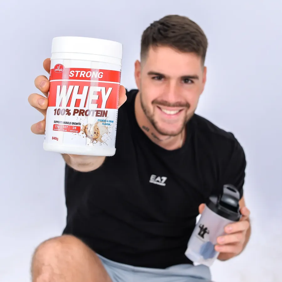 olympic-strong-whey-protein-cookies-cream-840g-model-sa-pakovanjem-i-sejkerom